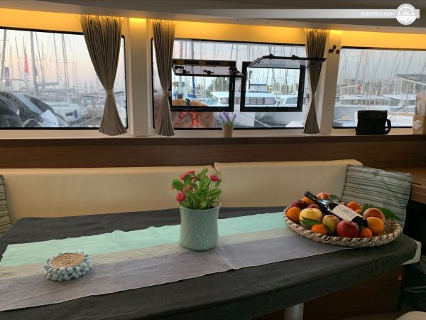 Croisière impressionnante à bord d'un catamaran élégant Drapetsona-Grèce