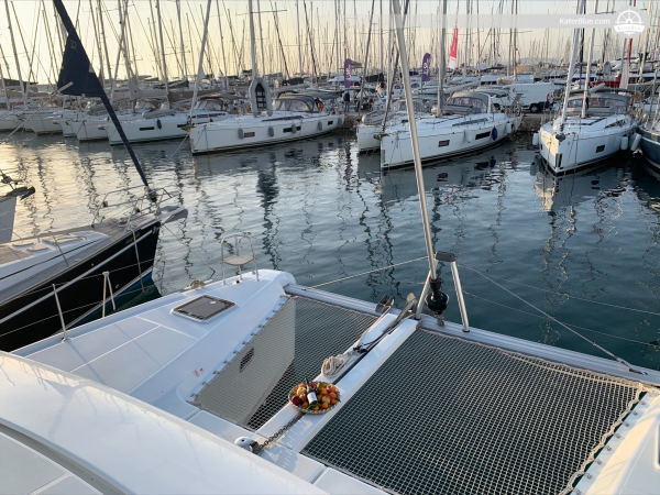 Croisière impressionnante à bord d'un catamaran élégant Drapetsona-Grèce