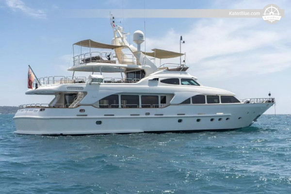 Passeios semanais de barco à vela pelos recifes de Yanbu – Rabigh, Cidade Velha de Yanbu, Seven Sisters e naufrágio de Iona a bordo de um Benetti Tradition de 30 metros, com saída de Jeddah.