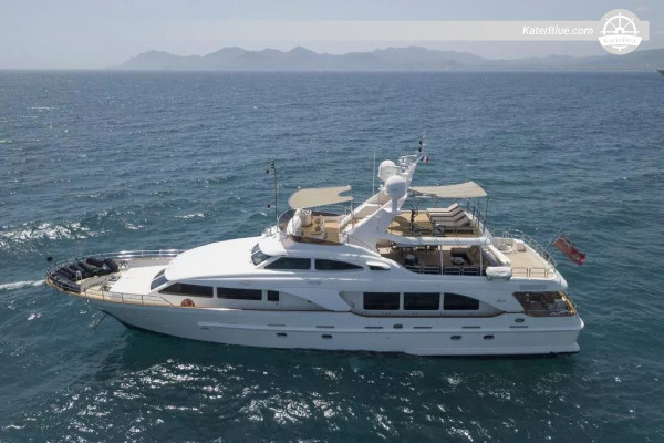 Aventura Al Lith: Tubarões-baleia e Recifes – Aluguel semanal de barco Benetti saindo da Marina de Jeddah, visitando Shi’b Habil, Mar Mar, Shi’b Ammar e Abu Madafi com guia biólogo marinho.