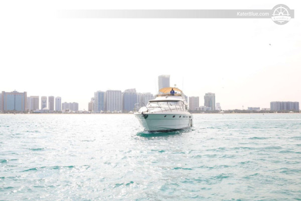 Avanturističko krstarenje otokom Yas – 8-satni privatni dan iz marine Abu Dhabi s kupanjem na plaži Yas, ronjenjem, SUP-om, pogledom na Ferrari World, kanalom Yas i pićem u zalazak sunca