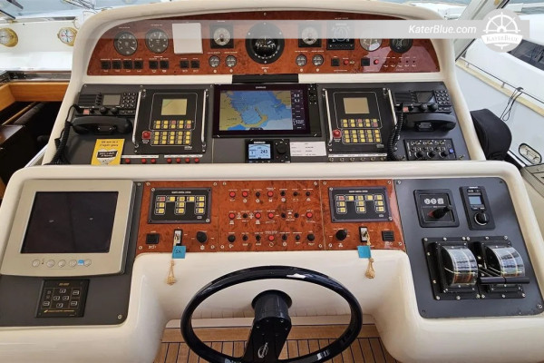 Sprzedam Mangusta 105 Sport 1999 – 31,4 m otwarty mega jacht, 4 kabiny, Udine, Włochy