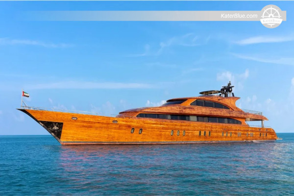 Custom 50M (2020) – třípalubová jachta z FRP/teaku – Dubaj, Spojené arabské emiráty