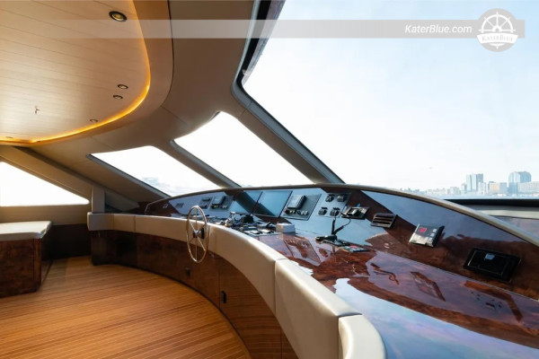 Custom 50M (2020) – třípalubová jachta z FRP/teaku – Dubaj, Spojené arabské emiráty