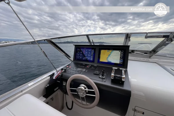 Fjord 42 Open 2017 na prodej v Mandelieu-la-Napoule, Francie – 13,59 m otevřený křižník, 2 kabiny, Volvo IPS