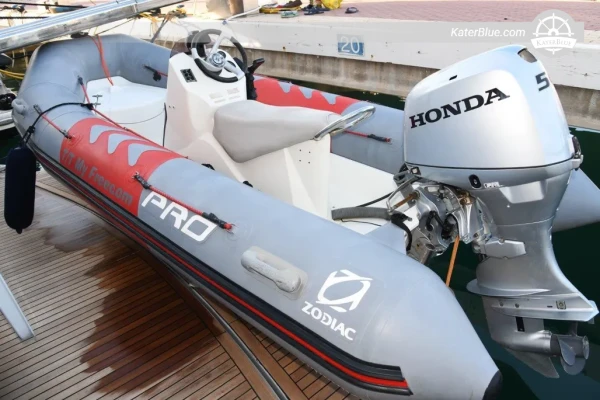 Продается моторная яхта Mangusta 80 Open 2002 года выпуска – 25,07 м, 3 каюты, скорость 42 узла, Валенсия, Испания.