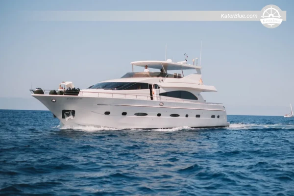 Продается моторная яхта Horizon CC105 Explorer 2011 года выпуска – 32,2-метровая экспедиционная яхта с полным водоизмещением, 5 кают, Тайвань.