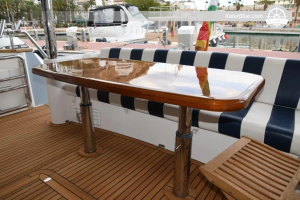 Продается моторная яхта Mangusta 80 Open 2002 года выпуска – 25,07 м, 3 каюты, скорость 42 узла, Валенсия, Испания.