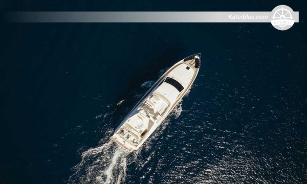 Ultimativ saronisk fritid – Ferretti 830 Fly ugentlig chartertur med besætning fra Athen