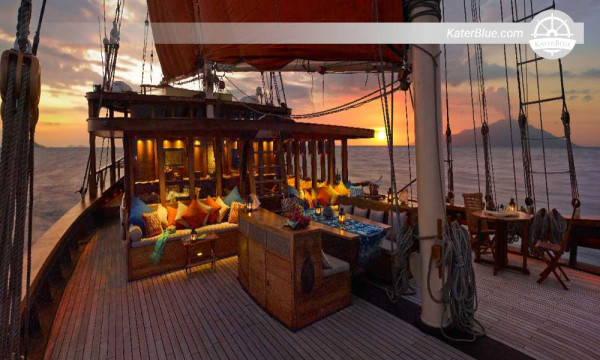 Aluguel de iate tradicional de luxo com pernoite e skipper - Labuan Bajo para Rinca, Komodo e Praia Rosa (40,2 m, suítes king-size, até 14 hóspedes)