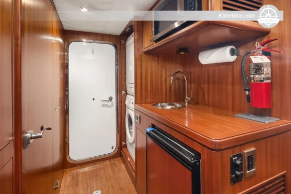 Motorna jahta Ocean Alexander 80 iz 2010., 24,38 m, 3 kabine s vlastitom kupaonicom + posada, dva motora CAT C32 3.300 KS – Prodaje se u Seattleu (američka zastava)