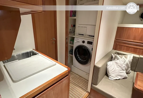 Ferretti Yachts Custom Line 94 (2005) Motor Yacht For Sale – 28.80m – 4 Cabins – VAT Paid – Croatia
