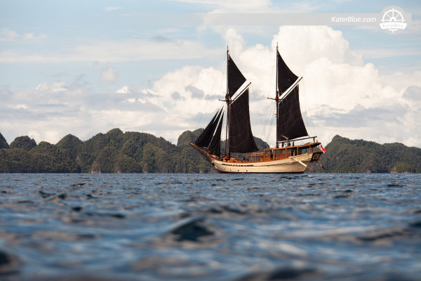 Aluguel de iate com skipper em estilo expedição com pernoite saindo de Labuan Bajo