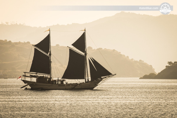 Aluguel de iate com skipper durante a noite para a Ilha de Padar e Praia Rosa saindo de Labuan Bajo