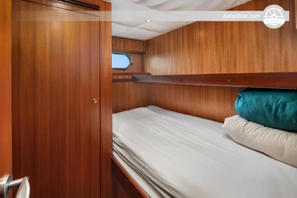 Motorna jahta Ocean Alexander 80 iz 2010., 24,38 m, 3 kabine s vlastitom kupaonicom + posada, dva motora CAT C32 3.300 KS – Prodaje se u Seattleu (američka zastava)