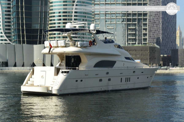 26 metrelik Yükseltilmiş Kaptan Köşküne Sahip GRP Motor Yat Satılık (2013) – 4 Misafir Kabini + Mürettebat – Dubai, BAE (BAE Bayrağı)