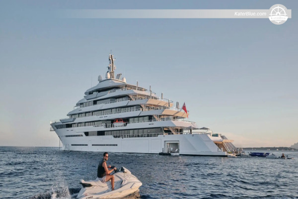 Location de yacht de luxe avec équipage (112 m) pour 10 jours au départ de Barcelone - Cannes et Monaco - Île d'Elbe - Côte toscane - Côte du Latium et de Rome avec spa en mer.