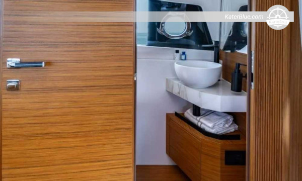 Solaris Power 60 Coupe 2025 for Sale – 16.43m IPS Motor Yacht, 3 Cabins + Crew, Rome Italy