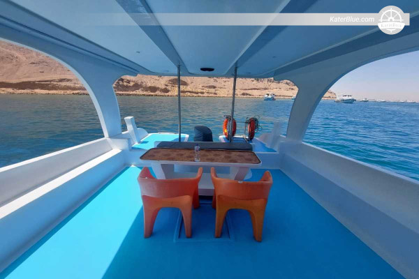 Noleggio privato di 10 ore di lussuoso yacht a motore con equipaggio di 62 piedi (circa 19 metri) con partenza da Portrait Marina Ain El Sokhna – Nuotata nel Mar Rosso, pesca e barbecue per 10 persone.