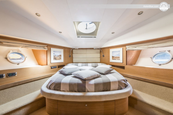 72 ft luxury skippered day yacht charter from Amalfi to Nerano, Li Galli and Positano for 12 guests