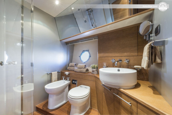 72 ft luxury skippered day yacht charter from Amalfi to Nerano, Li Galli and Positano for 12 guests