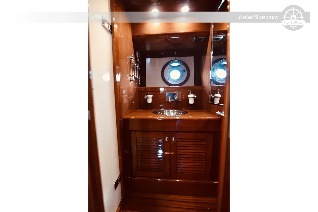 2013 Camper & Nicholsons Endeavour 42 For Sale – 13.96m Express Cruiser, 1 Cabin, Naples Italy