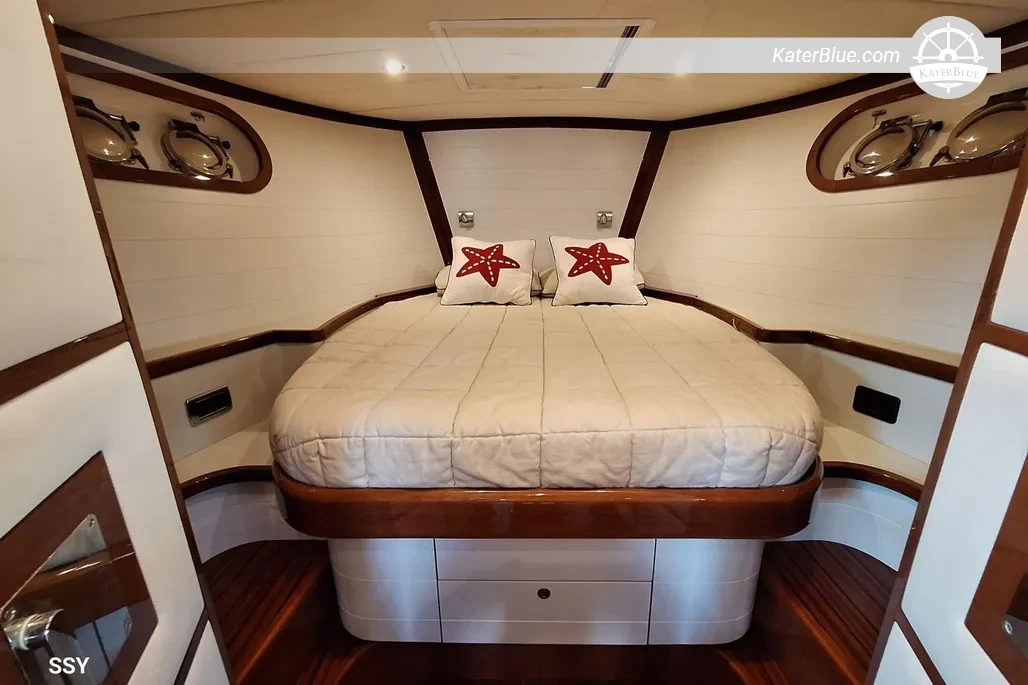 2013 Camper & Nicholsons Endeavour 42 For Sale – 13.96m Express Cruiser, 1 Cabin, Naples Italy