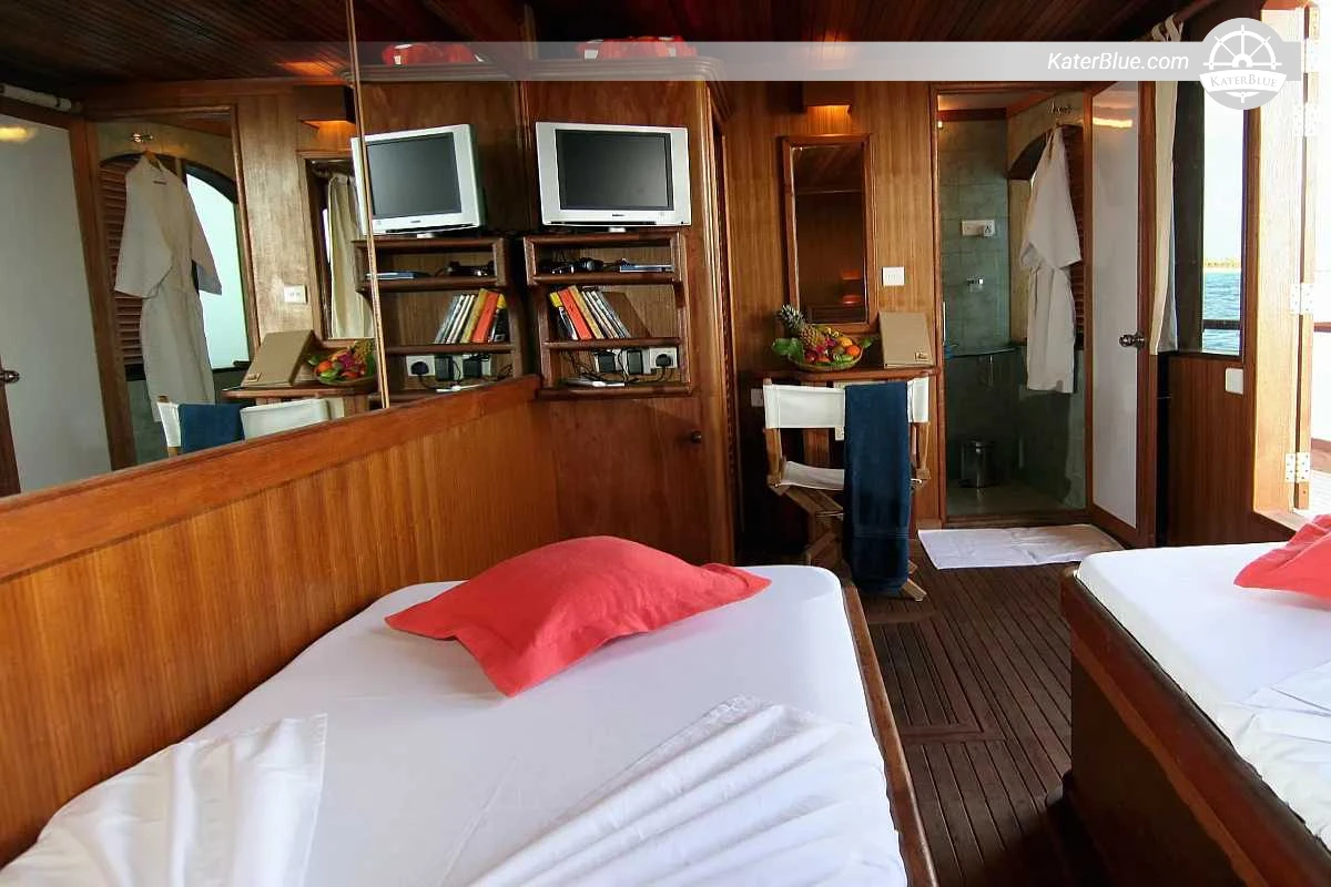 6 Days Private Maldives Yacht Charter from Malé Through South & North Malé Atolls with Shark Point, Turtle Reef, Coral Gardens, Local Islands & Luxury Resort Transfers