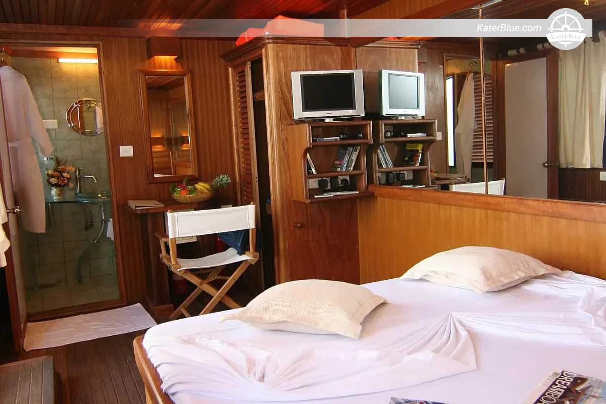 11 Days Luxury Maldives Yacht Expedition from Malé to Ari Atoll, Whale Shark Sanctuary, Manta Points, Desert Islands & Remote Coral Reefs