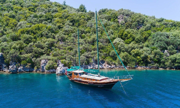 Türkiye'nin Marmaris/Muğla şehrinde, Ege Denizi'nde ahşap guletle muhteşem bir yolculuk.