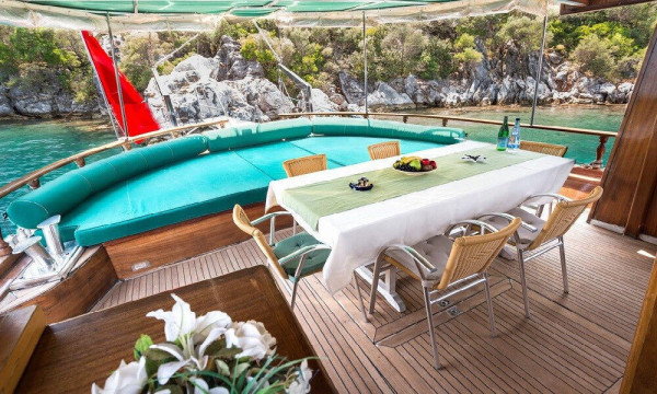 Türkiye'nin Marmaris/Muğla şehrinde, Ege Denizi'nde ahşap guletle muhteşem bir yolculuk.