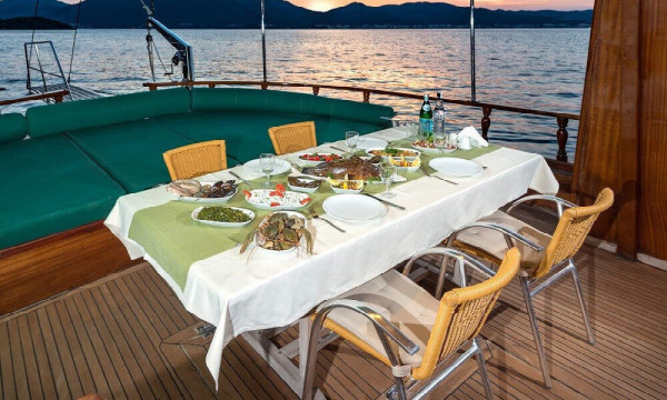 Türkiye'nin Marmaris/Muğla şehrinde, Ege Denizi'nde ahşap guletle muhteşem bir yolculuk.