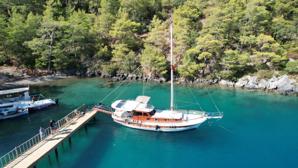 Alquiler de goleta privada para 4 personas y viaje azul en las bahías de Göcek, Turquía