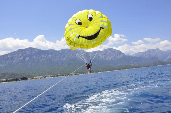 Parasailing u Antaliji, Kemeru, Turskoj