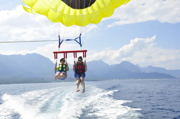 Parasailing u Antaliji, Kemeru, Turskoj