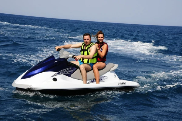 Najam jet skija za vodene sportove u Antaliji, Kemeru, Turskoj