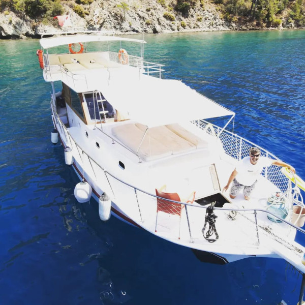 Excursión especial de un día en barco a motor con patrón en Göcek, Turquía