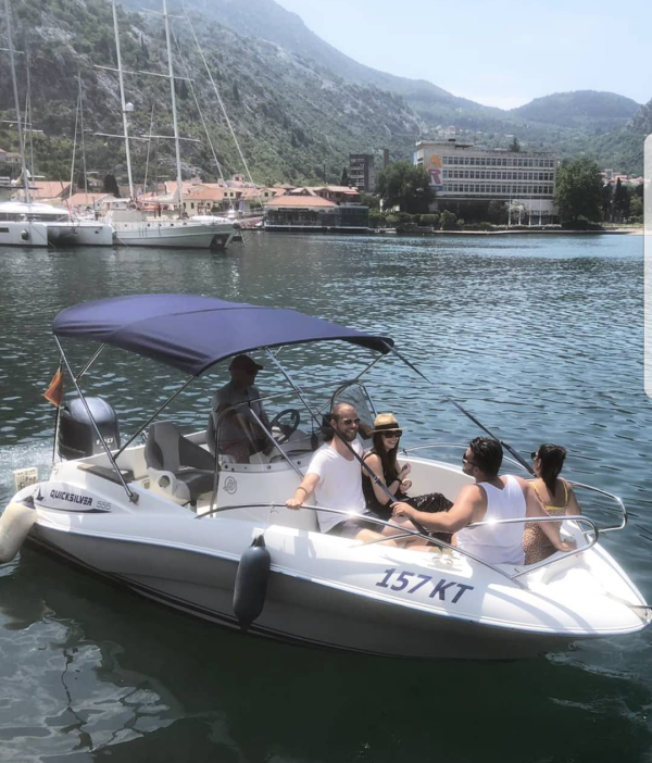 Excursiones privadas personalizadas en barco a motor desde la bahía de Kotor, Montenegro