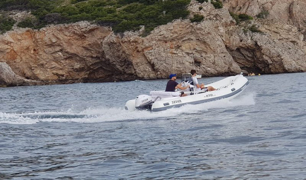 Celodenní pronájem RIB Selva Marine bez licence ve Španělsku