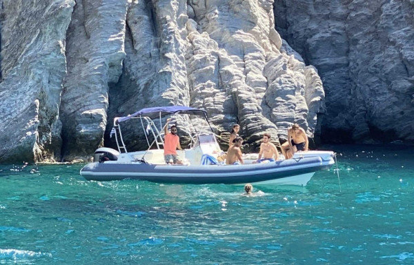 Esperienza a bordo del gommone RIB Skipper 780 e di una barca in poliestere ad Aliki, in Grecia.