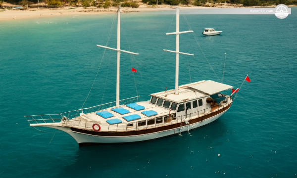 Wöchentliche Gulet-Charterfahrten von Marina Orikum zur Albanischen Riviera und nach Paxos, Albanien