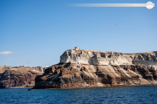 Onze catamaran biedt een soepele en snelle vaartocht voor een onvergetelijke cruise-ervaring in Thira, Griekenland.