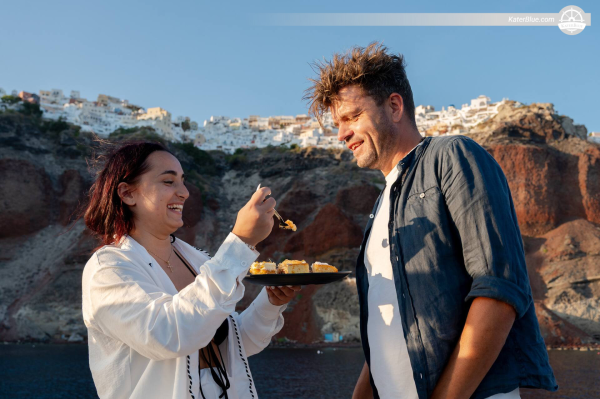 Objevte Santorini s naší nejluxusnější motorovou jachtou a zažijte soukromou plavbu