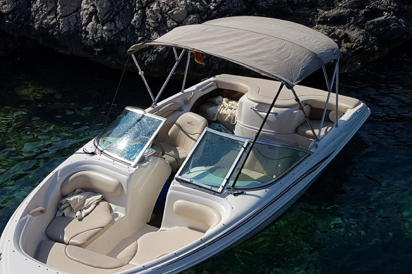 Kotor-Karadağ'daki Mavi Mağara için Sea Ray marka sportif tekne mevcuttur.