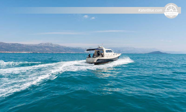 Jelajahi keajaiban perairan biru di Trogir, Kroasia.